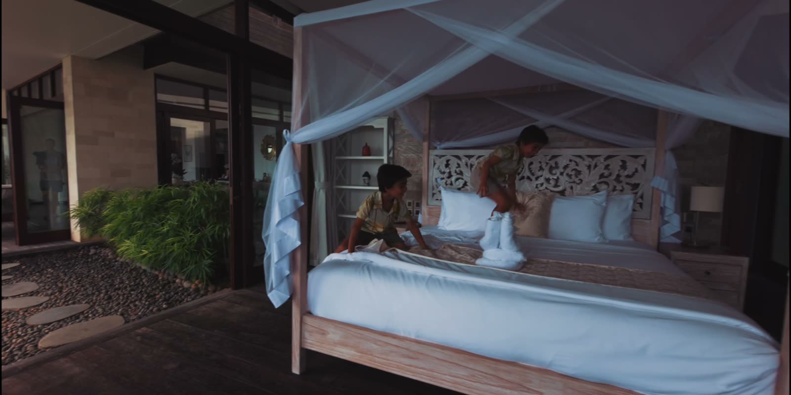 A family at Hidden Hills Villas: the welcome at the gate